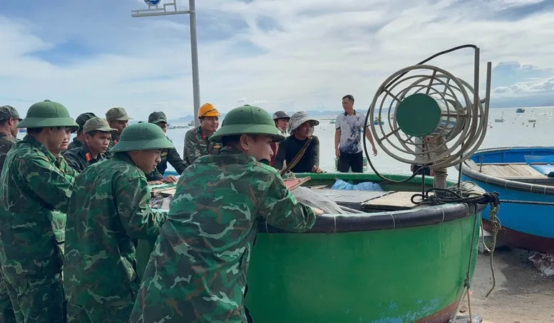 Lực lượng vũ trang tại xã Nhơn Châu hỗ trợ bà con đưa thuyền thúng lên bờ