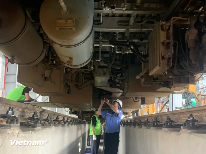 Các kỹ sư kiểm tra kỹ thuật tại đoàn tàu Cát Linh-Hà Đông. (Ảnh: Việt Hùng/Vietnam+)