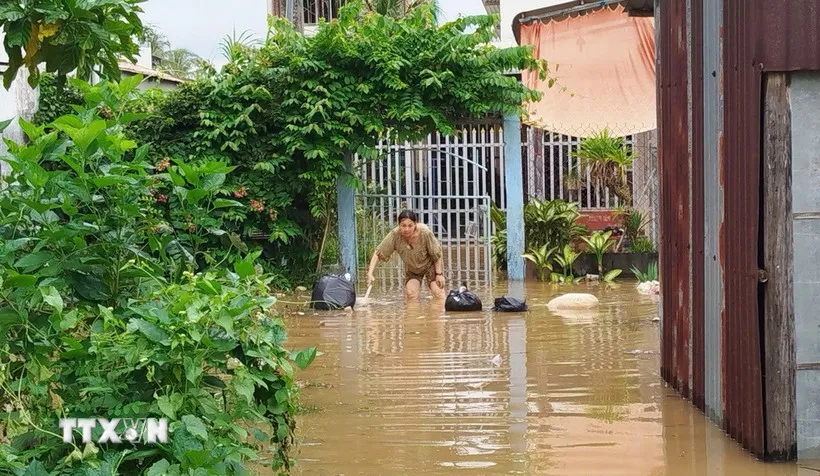 Triều cường dâng cao gây ngập nhiều nhà cửa ở Vĩnh Long. (Ảnh: Phúc Sơn/TTXVN)