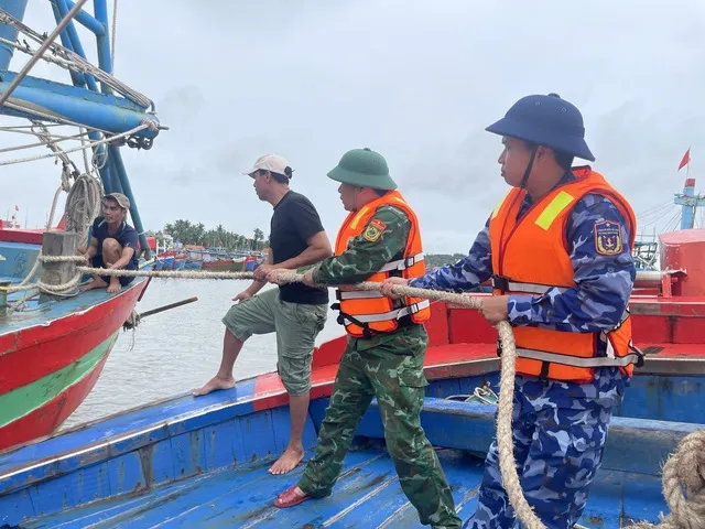 Đồn Biên phòng CKC Kỳ Hà giúp ngư dân khu vực phía nam Đà Nẵng neo đậu tàu thuyền trước cơn bão số 13.
