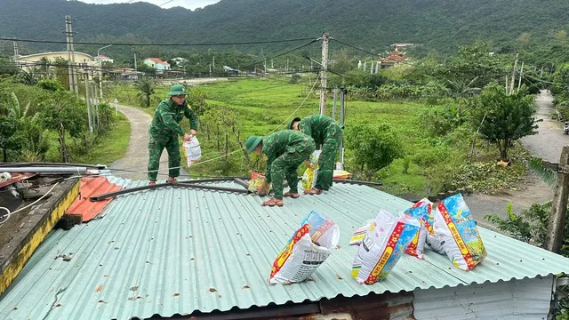 Bộ độ Biên phòng giúp người dân Cù lao Chàm gia cố mái tôn.