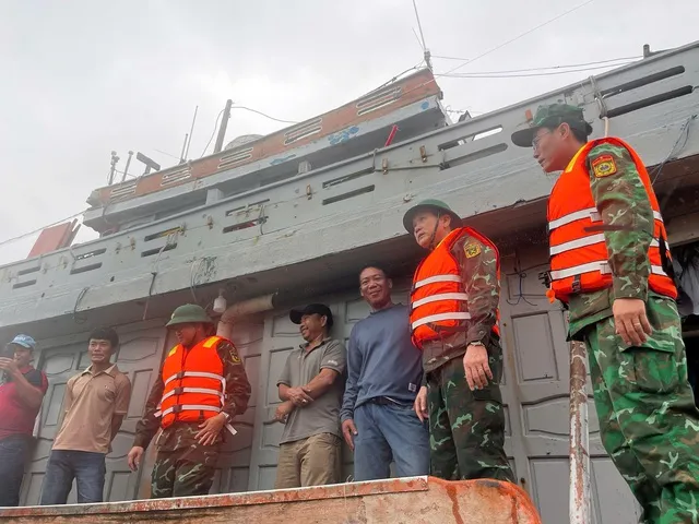 Bộ đội Biên phòng tích cực kêu gọi tàu thuyền cùng bà con ngư dân khẩn trương di chuyển đến nơi tránh trú an toàn trước khi bão số 13 đổ bộ.