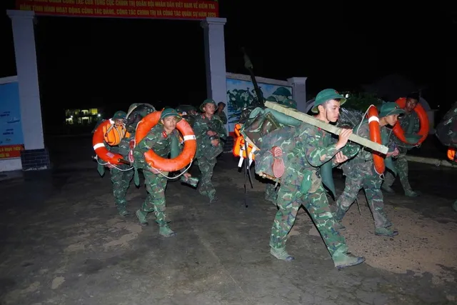 Trước diễn biến phức tạp của bão Kalmaegi, 3h sáng ngày 6/11, cán bộ, chiến sĩ Sư đoàn 2 (Quân khu 5) cơ động đến các xã, phường trên địa bàn tỉnh Gia Lai, sẵn sàng ứng phó bão.