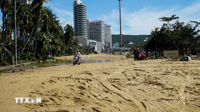 Cát biển phủ kín nhiều đoạn đường Xuân Diệu, phường Quy Nhơn (Gia Lai). (Ảnh: Đình Quân/TTXVN)