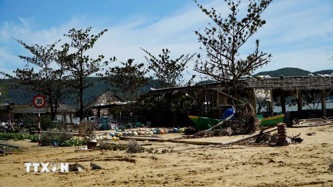 Nhà hàng ven biển Quy Nhơn bị gió giật sập đổ. (Ảnh: Đình Quân/TTXVN)