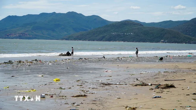 Rác thải bủa vây bãi biển du lịch Quy Nhơn. (Ảnh: Đình Quân/TTXVN)