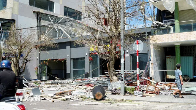 Nhà hàng trên đường Xuân Diệu (Gia Lai) bị sập hoàn toàn. (Ảnh: Đình Quân/TTXVN)