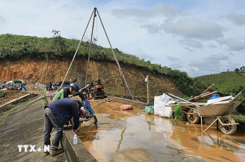 Sáng 10-11, đơn vị thi công bắt đầu bơm bêtông, hóa chất chống thấm vào thân đập chính nhằm gia cố công trình hồ thuỷ lợi Cay An (xã Tà Năng, Lâm Đồng). (Ảnh: TTXVN phát) 