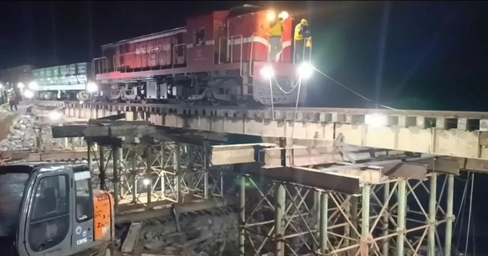 Đường sắt Bắc-Nam thông tuyến sau 4 ngày bị chia cắt do bão số 13