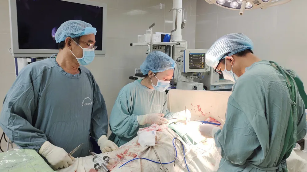 Các bác sĩ đang thực hiện phẩu thuật cho bệnh nhân