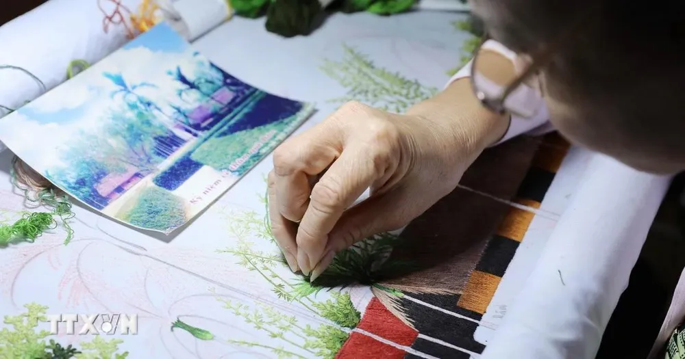 Giữa nhịp sống hối hả, người dân xã Thư Trì, tỉnh Hưng Yên vẫn cần mẫn, miệt mài bên khung thêu, tỉ mỉ từng đường kim mũi chỉ để giữ nghề truyền thống. (Ảnh: Thế Duyệt/TTXVN)