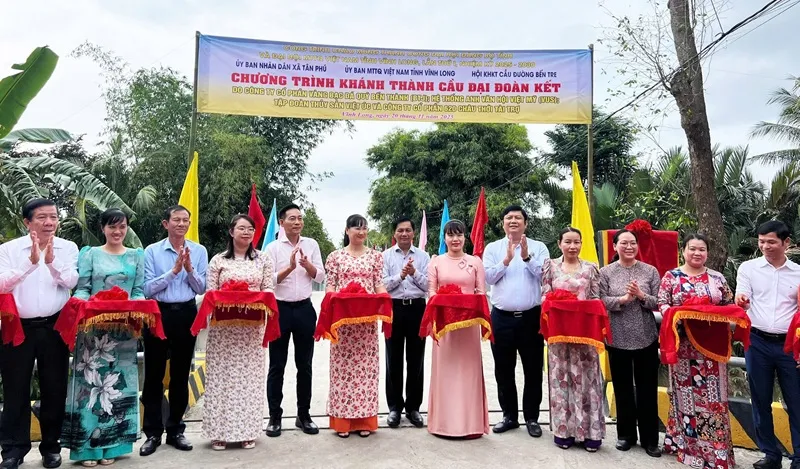 Các đại biểu thực hiện nghi thức khánh thành cầu