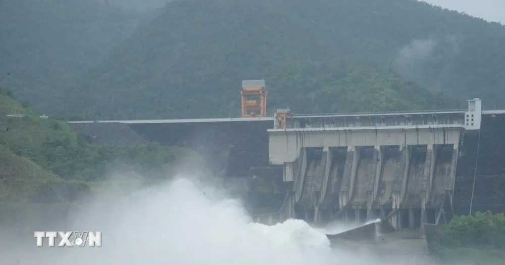Thủy điện Sơn La mở cửa xả đáy với tổng lưu lượng xả 4.037 m3/s