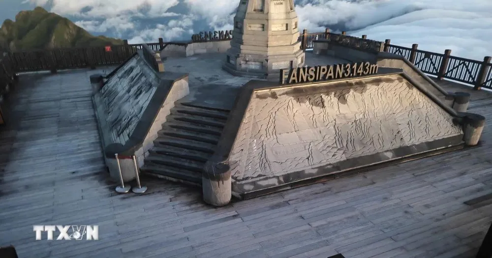 Đỉnh Fansipan Lào Cai xuất hiện đợt sương muối trắng mỏng