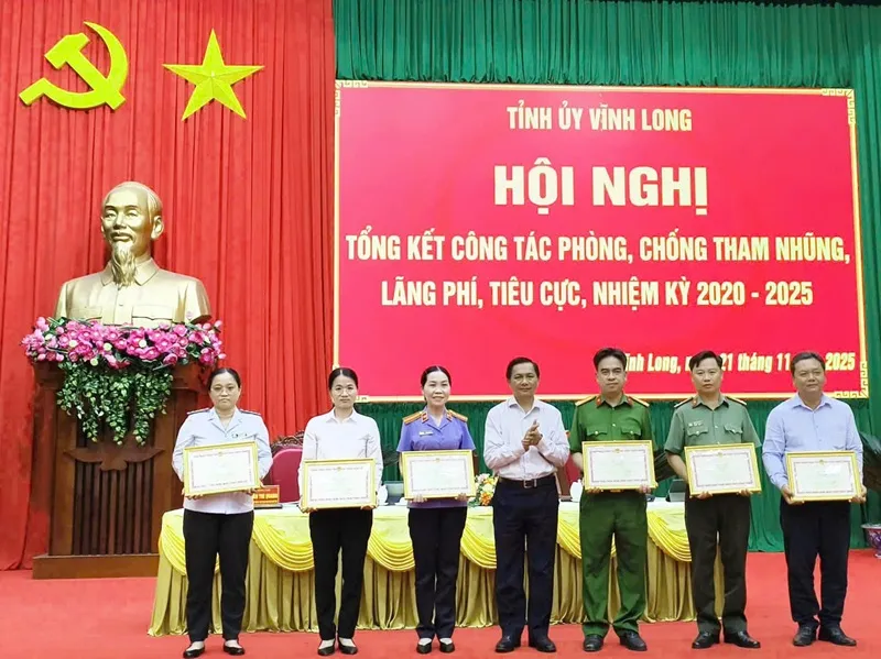 Bí thư Tỉnh uỷ Vĩnh Long Trần Văn Lâu tặng bằng khen cho tập thể thực hiện tốt công tác phòng, chống tham nhũng, lãng phí, tiêu cực,