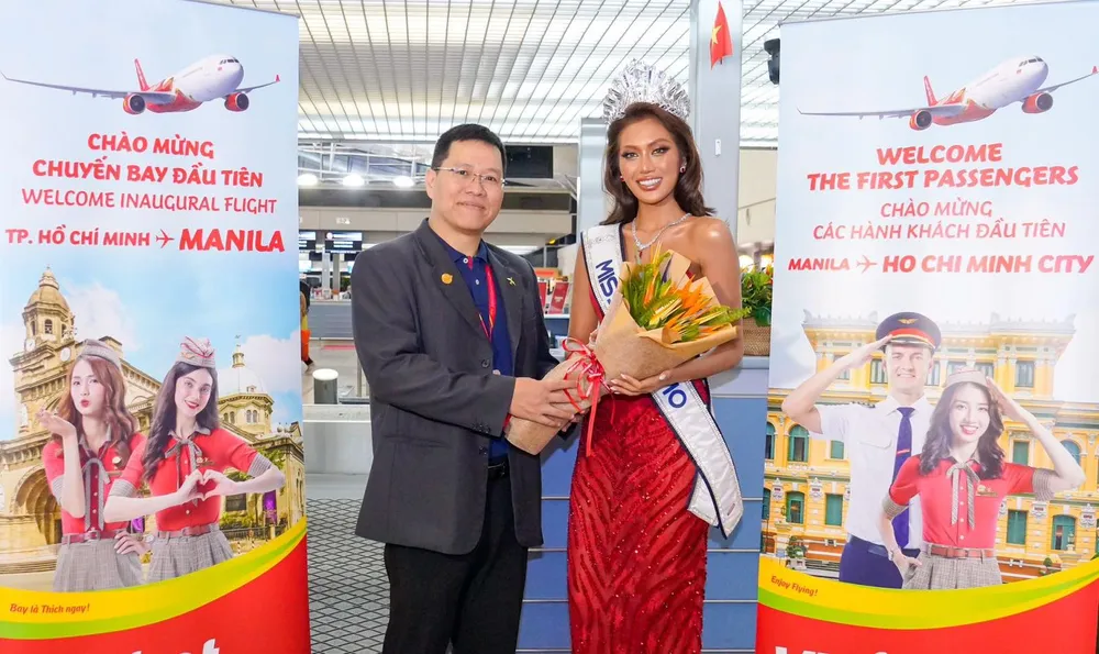 Hoa hậu Miss Cosmo 2024 Ketut Permata Juliastrid Sari cùng Vietjet chào đón hành khách trên chuyến bay khai trương.