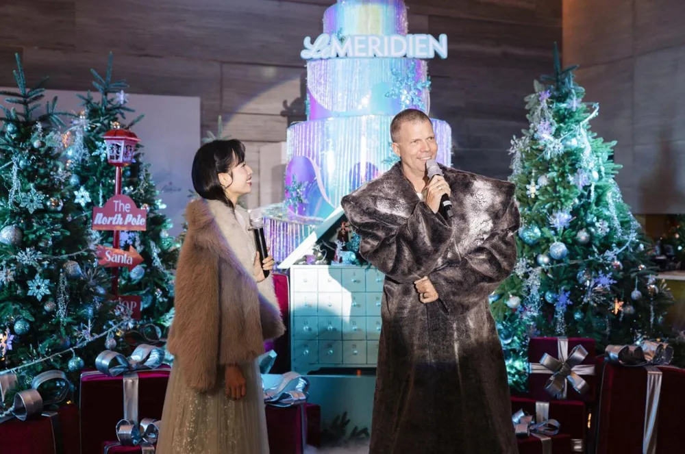 Ông Lars Kerfin (phải) - Tổng quản lý khách sạn Le Méridien Saigon cùng MC Kiều Khanh (trái) xuất hiện trong trang phục mang phong cách Bắc Cực dẫn dắt buổi Lễ thắp đèn Giáng sinh