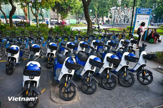 Chiều ngày 1-12 tại khu vực Nhà hát lớn (Hà Nội) xuất hiện một mẫu xe điện mới tại khu vực trạm xe đạp công cộng. Qua tìm hiểu, từ ngày 1-12 TNG - đơn vị triển khai dịch vụ xe đạp công cộng lần đầu tiên đưa loại hình xe điện 2 bánh công cộng vào hoạt động. (Ảnh: Minh Sơn/Vietnam+)