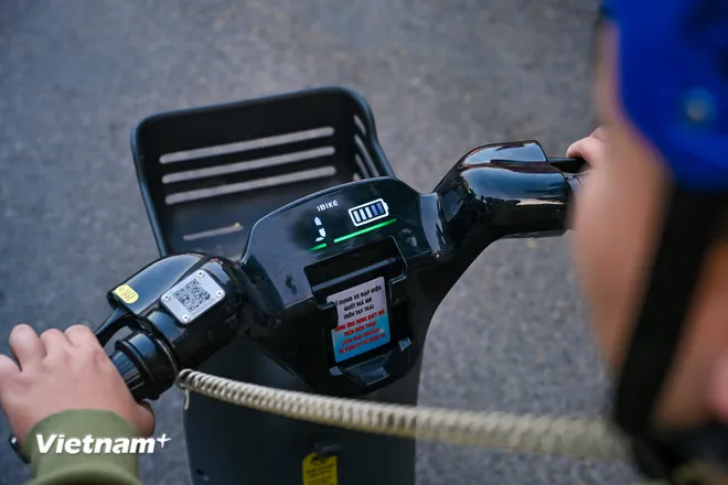 Mỗi xe được trang bị thêm một mũ bảo hiểm cho người sử dụng. (Ảnh: Minh Sơn/Vietnam+)