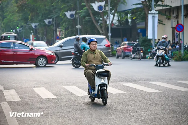 Theo đại diện đơn vị cung cấp, mỗi lần sạc, đổi pin nếu người sử dụng chỉ đi lại trong khu vực nội đô thì khoảng 1 tuần mới phải sạc, đổi pin một lần. Trong trường hợp xe hết pin người điều khiển vẫn có thể sử dụng xe như một chiếc xe đạp thông thường. (Ảnh: Minh Sơn/Vietnam+)