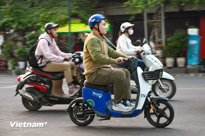 Đối tượng sử dụng dịch vụ xe điện công cộng được nhắm tới là sinh viên, khách du lịch và nhân viên văn phòng có nhu cầu đi lại quãng ngắn trong thành phố. (Ảnh: Minh Sơn/Vietnam+)