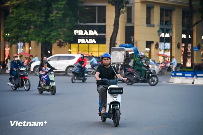 Trước đó, từ tháng 8/2023, dịch vụ xe đạp cộng cộng chính thức được triển khai trên địa bàn Hà Nội. Trong giai đoạn từ 2023 - 2025, 79 điểm trạm trên địa bàn Thủ đô và hơn 1.000 xe đạp công cộng (xe đạp cơ) được hoạt động. (Ảnh: Minh Sơn/Vietnam+)