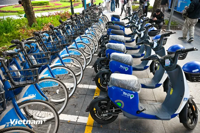 Trao đổi với phóng viên, ông Nguyễn Đăng Khoa - Giám đốc Công ty cổ phần Vận tải số Trí Nam (TNG) cho biết, việc triển nằm trong kế hoạch đa dạng hóa loại hình xe đạp công cộng hai bánh trên địa bàn thành phố và phù hợp với xu thế giao thông xanh. (Ảnh: Minh Sơn/Vietnam+)