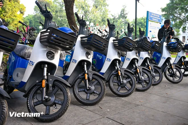 Trước mắt công ty đưa về 500 xe, các xe sẽ được bố trí ở 130 điểm đã được cấp phép. &quot;Hiện tại các xe điện này được tập trung nhiều ở khu vực Vành đai 1, tiến tới sẽ được bố trí các khu vực Vành đai 2 và 3,&quot; ông Khoa cho biết. (Ảnh: Minh Sơn/Vietnam+)