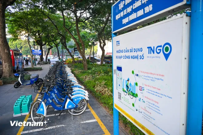 Từ tháng 12 năm nay đến quý I-2026, Công ty có kế hoạch đưa hơn 5.000 xe đạp điện 2 bánh vào hoạt động trong khu vực nội đô Hà Nội. Đây cũng là loại hình xe đạp điện công cộng đầu tiên được triển khai tại Hà Nội và cả nước. (Ảnh: Minh Sơn/Vietnam+)