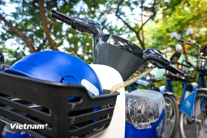 Trong ngày 1-12, công ty đã đưa khoảng 15 xe đạp điện trong đợt đầu tiên đến điểm trạm 19/8 (cạnh Nhà hát lớn, phường Hoàn Kiếm) để người dân làm quen, sử dụng trải nghiệm. Sau đó ở các ngày tiếp theo, TNG sẽ đưa các đợt xe khác ra các điểm trạm của xe đạp công cộng đang có trong khu vực nội thành. (Ảnh: Minh Sơn/Vietnam+)