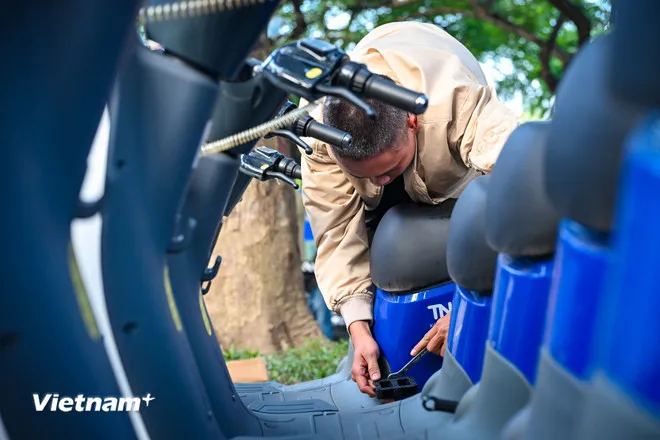 Thông tin về thông số kỹ thuật và vận hành của xe đạp điện, ông Khoa cho biết đây là loại xe 2 bánh có bàn đạp và động cơ điện. Khác với các xe điện trên thị trường, xe đạp điện của TNG được tháo rời pin và có thể sạc, đổi ở các trạm sạc công cộng của TNG, người sử dụng không phải mang về xe về nhà sạc. (Ảnh: Minh Sơn/Vietnam+)