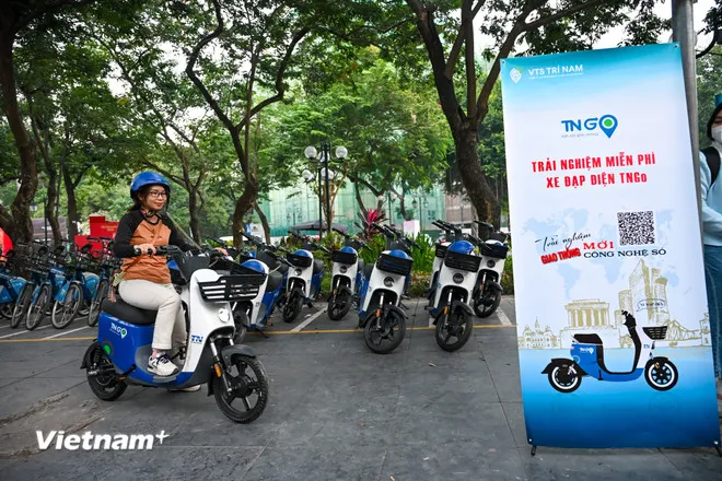 Mỗi lần sạc, đổi pin xe chạy được 90 km, tốc độ tối đa xe di chuyển là 25km/h, sức chở tối đa 130 kg (người lớn và trẻ em), xe có giá để đồ ở phía trước. (Ảnh: Minh Sơn/Vietnam+)