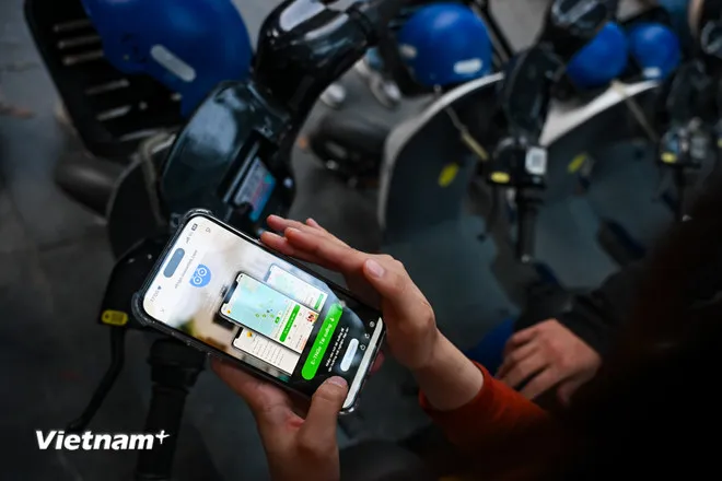 Người dùng chỉ cần tải ứng dụng, đăng ký tài khoản, nạp tiền và quét mã QR để sử dụng. Hiện tại chưa có giá dịch vụ chính thức của loại hình xe điện công cộng này. (Ảnh: Minh Sơn/Vietnam+)