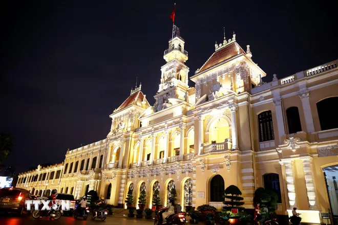 UBND TPHCM từ lâu đã là một cảnh quan kiến trúc ấn tượng về đêm ở trung tâm thành phố. (Ảnh: Hồng Đạt/TTXVN)