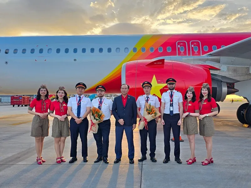 Phó Tổng giám đốc Thường trực Vietjet Tô Việt Thắng (giữa) cùng phi hành đoàn Vietjet chào đón tàu bay mới