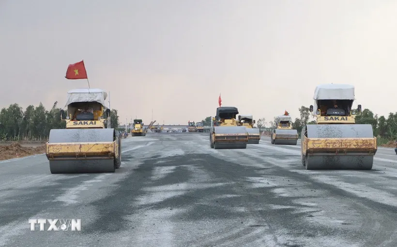Huy động nhiều trang thiết bị, máy móc phục vụ công trường cao tốc về đích đúng hẹn. (Ảnh: Tuấn Phi/TTXVN)