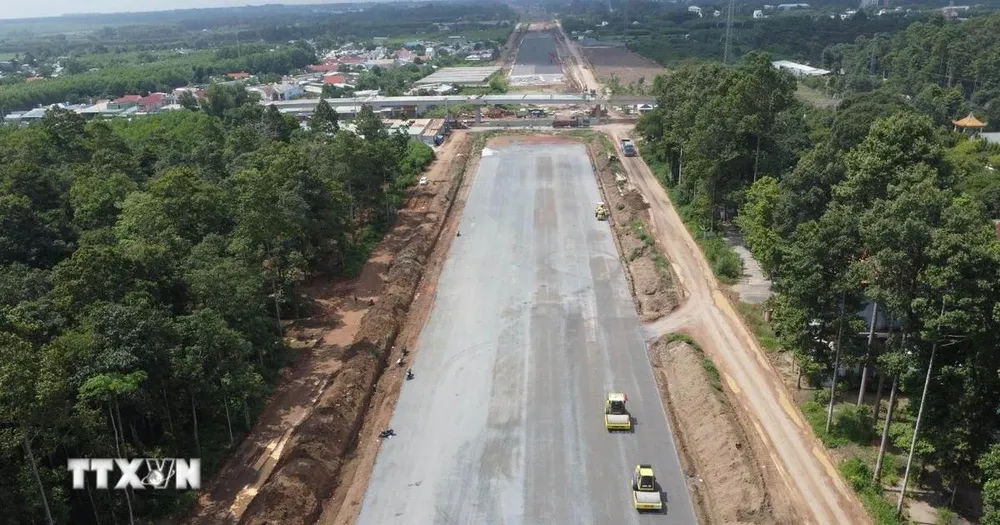 Dự án đường bộ cao tốc Biên Hòa-Vũng Tàu. (Ảnh: Công Phong/TTXVN)