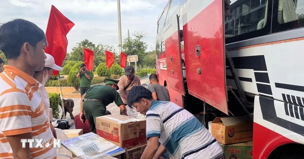 Bộ đội Biên phòng Cửa khẩu quốc tế Lao Bảo kiểm tra phương tiện vận tải và hàng hóa, hành lý xuất nhập cảnh. (Ảnh: Nguyên Linh/TTXVN) 