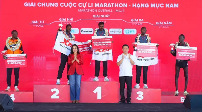 Ban tổ chức trao giải cho các vận động viên nam đường đua Marathon 42,195 km.