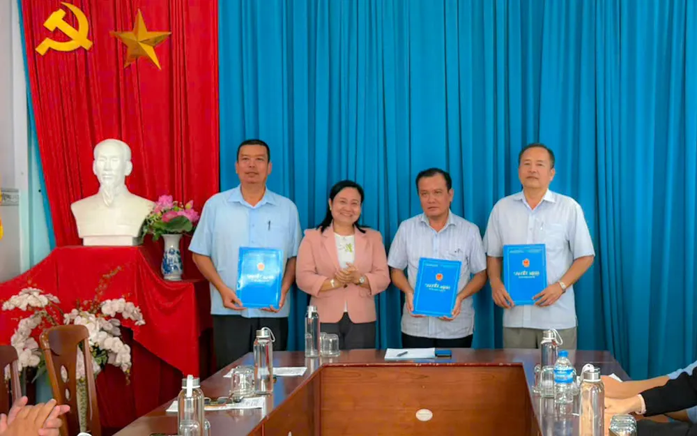 Lãnh đạo Sở NN-MT TP Cần Thơ trao các quyết định bổ nhiệm Ban Quản lý Cảng cá Trần Đề