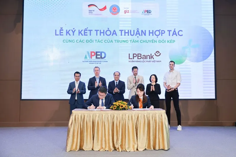 Bà Vũ Nam Hương – Phó Tổng Giám đốc LPBank (phải) và ông Nguyễn Đức Trung - Phó Cục trưởng Cục Phát triển Doanh nghiệp tư nhân và Kinh tế tập thể, Bộ Tài chính (trái) - đại diện hai đơn vị thực hiện ký kết Biên bản ghi nhớ hợp tác