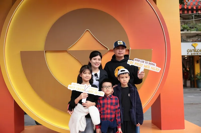 Khách tham quan hào hứng lưu lại những khoảnh khắc hạnh phúc tại không gian trải nghiệm của LPBank.