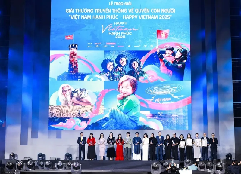 Ông Nguyễn Văn Ngọc (ngoài cùng bên trái), Chánh văn phòng quản trị, đại diện LPBank nhận kỷ niệm chương của chương trình Vietnam Happy Fest.