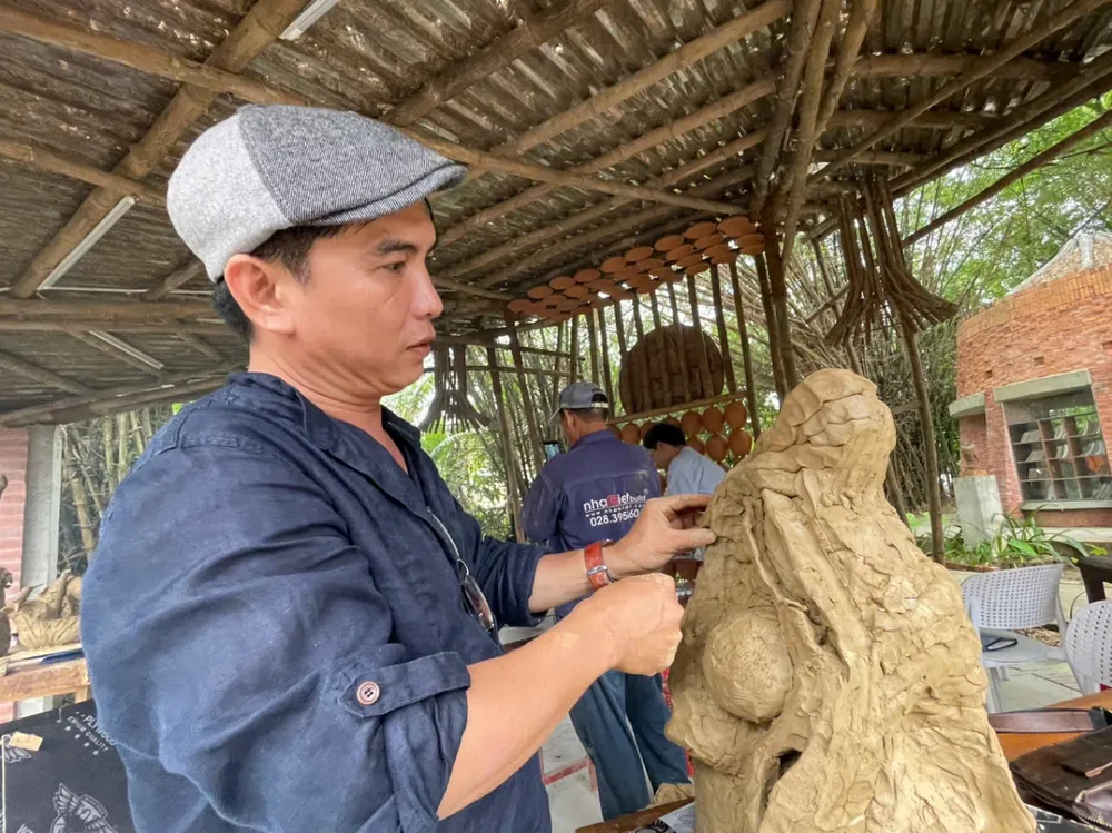 Nhà điêu khắc Trọng Văn sáng tác gốm tại làng gốm Thanh Hà