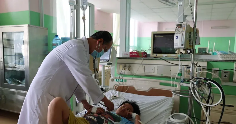 Bộ Y tế điều tra vụ gần 100 người ngộ độc sau ăn bánh mỳ ở TPHCM