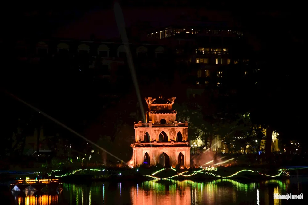 Phương án chiếu sáng được xây dựng theo tinh thần hiện đại, phù hợp với không khí Giáng sinh và Tết Dương lịch, bảo đảm hài hòa về màu sắc, cường độ và nhịp chuyển động ánh sáng.