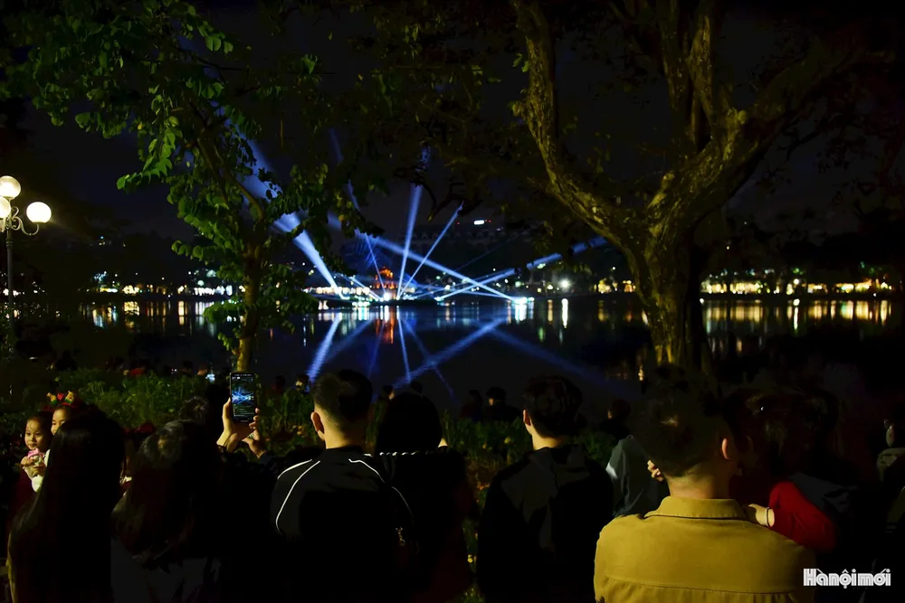 Đông đảo người dân Thủ đô và du khách tới thưởng lãm chương trình Chiếu sáng nghệ thuật Hồ Gươm - Tháp Rùa.