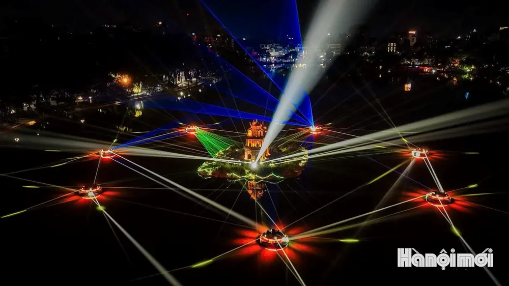 Không gian Chiếu sáng nghệ thuật Hồ Gươm - Tháp Rùa sẽ được trình chiếu vào các buổi tối, liên tục từ ngày 24-12-2025 đến hết ngày 4-1-2026, phục vụ miễn phí nhân dân và du khách trong và ngoài nước.