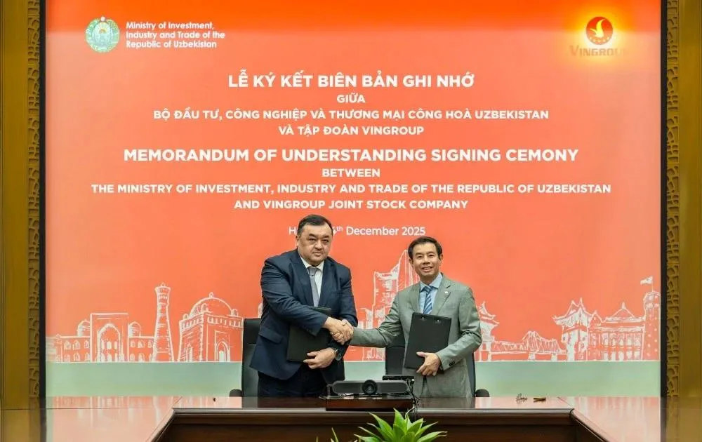 Ông Kasimov Ilzat Ablaxatovich, Thứ trưởng bộ Đầu tư, Công nghiệp và Thương mại Uzbekistan (bên trái) và ông Nguyễn Việt Quang, Phó Chủ tịch kiêm Tổng Giám đốc Tập đoàn Vingroup (bên phải) tại buổi ký kết biên bản ghi nhớ hợp tác.