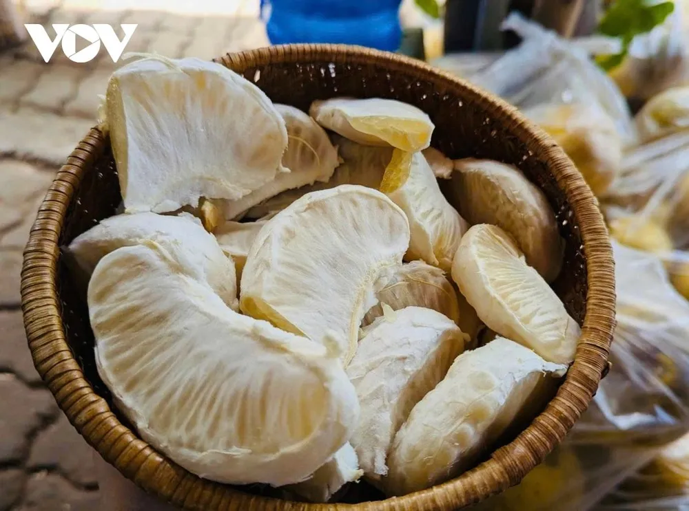 Vị ngọt nhẹ, thanh mát của những múi bưởi Diễn lan tỏa chậm rãi nơi đầu lưỡi, quyện cùng hương thơm dịu dàng rất riêng, khiến người thưởng thức chỉ cần nếm qua một lần cũng đủ vấn vương, nhớ mãi hương vị đặc sản của đất Diễn mỗi độ Tết đến, xuân về.